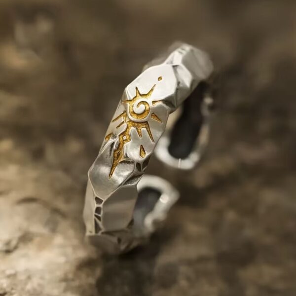 خاتم "نور الشمس" (Sunburst Ring) – تصميم تراثي محفور بنقشة الشمس الذهبية – نمط مفتوح (متجر تَسَوق)