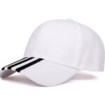قبعة "الخطوط الرياضية" (Sporty Stripe Cap) – تصميم أبيض مع خطوط سوداء مميزة على المقدمة (متجر تَسَوق)