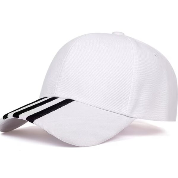 قبعة "الخطوط الرياضية" (Sporty Stripe Cap) – تصميم أبيض مع خطوط سوداء مميزة على المقدمة (متجر تَسَوق)