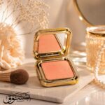 أحمر خدود "الإشراقة الذهبية" (Golden Glow Blush) – لون خوخي دافئ بعبوة ذهبية فاخرة ومرآة مدمجة