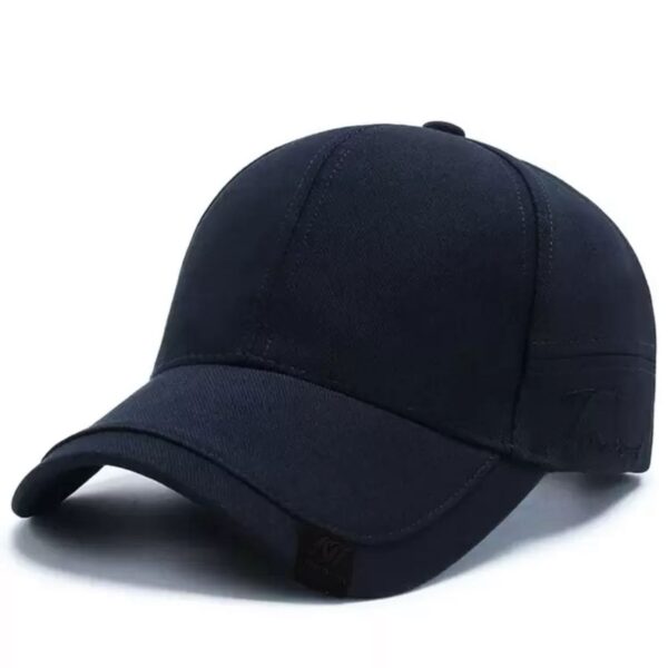 قبعة "الكاب الأساسي" (Essential Cap) – تصميم بسيط بلمسة فخمة – لون كحلي داكن (متجر تَسَوق)