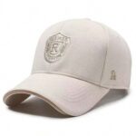 قبعة "الشعار الملكي" (Royal Crest Cap) – تصميم مطرز بلمسة فاخرة – لون بيج كريمي (متجر تَسَوق)