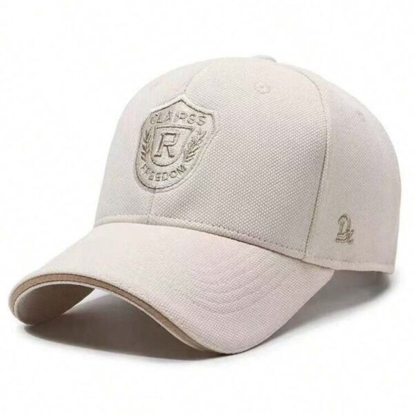 قبعة "الشعار الملكي" (Royal Crest Cap) – تصميم مطرز بلمسة فاخرة – لون بيج كريمي (متجر تَسَوق)