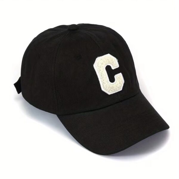 قبعة "الحرف المميز" (Initial 'C' Cap) – تصميم كلاسيكي مع حرف "C" بارز (متجر تَسَوق)