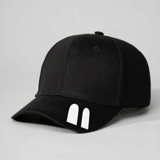 قبعة "الخطوط الرياضية" (Sporty Stripe Cap) – تصميم أسود أنيق مع تفاصيل بيضاء – (متجر تَسَوق)