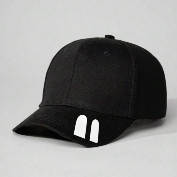 قبعة "الخطوط الرياضية" (Sporty Stripe Cap) – تصميم أسود أنيق مع تفاصيل بيضاء – (متجر تَسَوق)