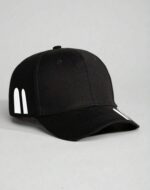 قبعة "الخطوط الرياضية" (Sporty Stripe Cap) – تصميم أسود أنيق مع تفاصيل بيضاء – (متجر تَسَوق)