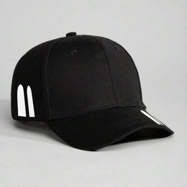 قبعة "الخطوط الرياضية" (Sporty Stripe Cap) – تصميم أسود أنيق مع تفاصيل بيضاء – (متجر تَسَوق)