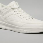 حذاء السنيكرز الأساسي (Essential White Sneaker) – تصميم سادة مينيمالي وتفاصيل مسامية – أبيض ناصع (متجر تَسَوق)