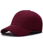 قبعة "الكاب الأساسي السادة" (Essential Textured Plain Cap) – نسيج بارز وتصميم مينيمالي – متوفرة باللونين العنابي والرمادي (متجر تَسَوق)