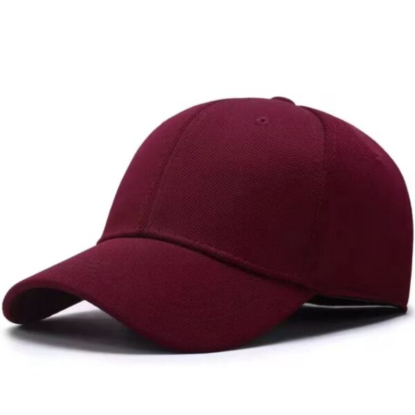 قبعة "الكاب الأساسي السادة" (Essential Textured Plain Cap) – نسيج بارز وتصميم مينيمالي – متوفرة باللونين العنابي والرمادي (متجر تَسَوق)