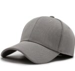 قبعة "الكاب الأساسي السادة" (Essential Textured Plain Cap) – نسيج بارز وتصميم مينيمالي – متوفرة باللونين العنابي والرمادي (متجر تَسَوق)