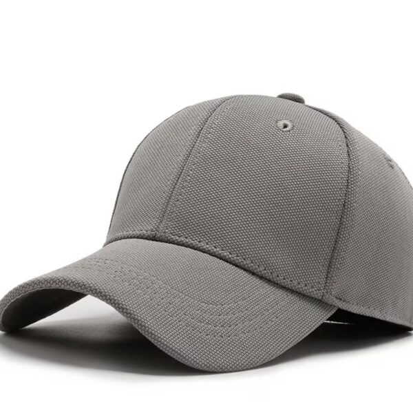 قبعة "الكاب الأساسي السادة" (Essential Textured Plain Cap) – نسيج بارز وتصميم مينيمالي – متوفرة باللونين العنابي والرمادي (متجر تَسَوق)