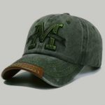 قبعة "الحرف M العتيقة" (Vintage M Cap) – تصميم مغسول مع لمسة جلدية على الحافة – لون أخضر زيتي (متجر تَسَوق)