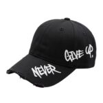 قبعة "Never Give Up" – تصميم "ديستريسد" (ممزق) بعبارة تحفيزية – لون أسود (متجر تَسَوق)