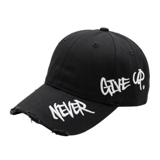 قبعة "Never Give Up" – تصميم "ديستريسد" (ممزق) بعبارة تحفيزية – لون أسود (متجر تَسَوق)