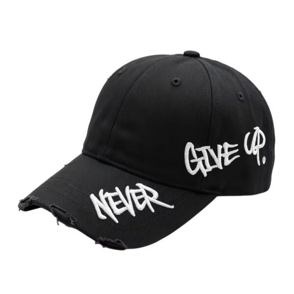 قبعة "Never Give Up" – تصميم "ديستريسد" (ممزق) بعبارة تحفيزية – لون أسود (متجر تَسَوق)