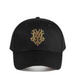 قبعة "الشعار الذهبي" (Golden Monogram Cap) – تصميم كلاسيكي أسود مع تطريز متداخل فاخر (متجر تَسَوق)