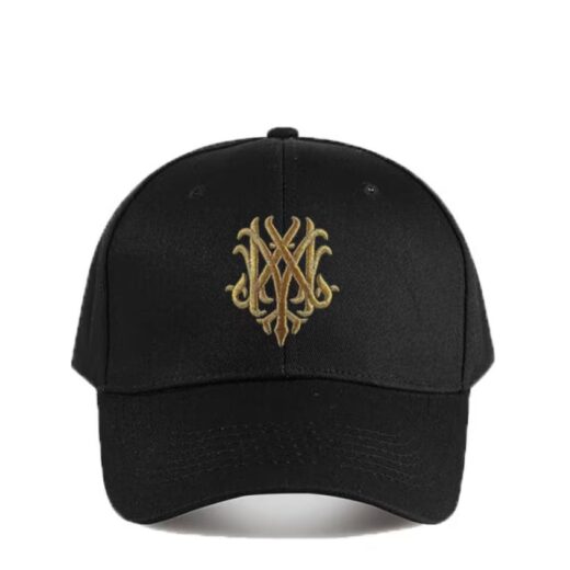 قبعة "الشعار الذهبي" (Golden Monogram Cap) – تصميم كلاسيكي أسود مع تطريز متداخل فاخر (متجر تَسَوق)