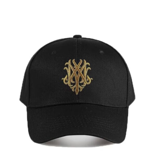 قبعة "الشعار الذهبي" (Golden Monogram Cap) – تصميم كلاسيكي أسود مع تطريز متداخل فاخر (متجر تَسَوق)