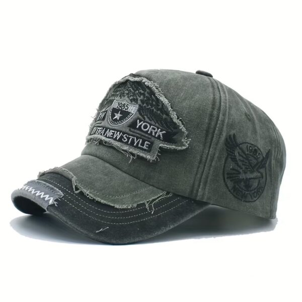 قبعة "نيويورك 1985 العتيقة" (Vintage NY 1985 Cap) – تصميم "ديستريسد" برقعة ممزقة – لون أخضر زيتي مغسول (متجر تَسَوق)