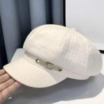قبعة "بيريه" نسائية أنيقة - تصميم بحزام معدني
