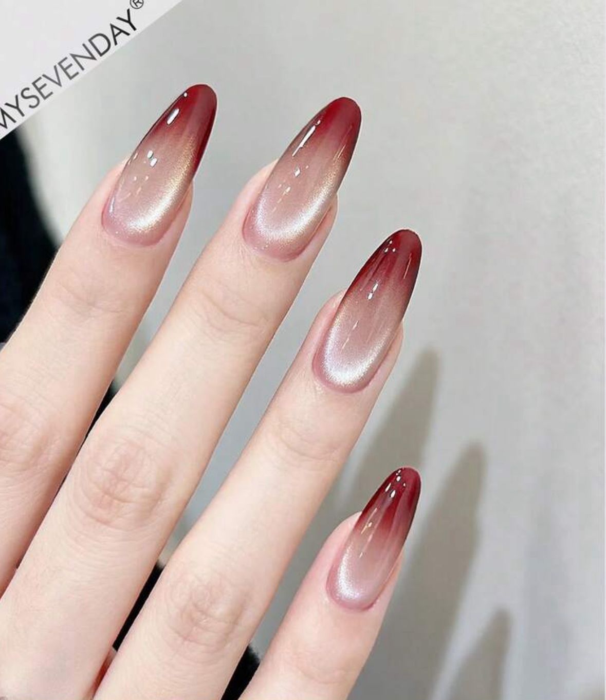 طقم أظافر صناعية (تركيب) بتصميم أومبري متدرج - أحمر ونيود طقم أظافر صناعية (تركيب) بتصميم أومبري متدرج - أحمر ونيود