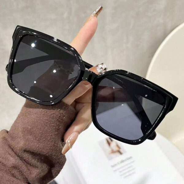 نظارة شمسية نسائية بإطار مربع كبير (Oversized) - تصميم أسود فاخر وعصري