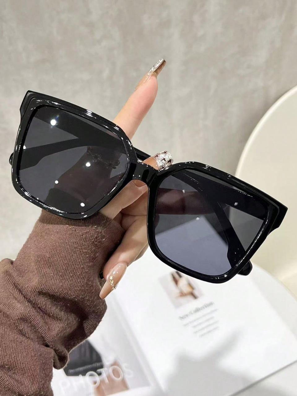 نظارة شمسية نسائية بإطار مربع كبير (Oversized) - تصميم أسود فاخر وعصري نظارة شمسية نسائية بإطار مربع كبير (Oversized) - تصميم أسود فاخر وعصري