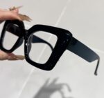 نظارة طبية نسائية بإطار أسود عريض وتصميم "أوفر سايز"
