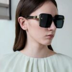 نظارة شمسية نسائية فاخرة بتصميم "أوفر سايز" وتفاصيل ذهبية