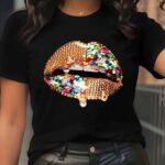 تيشيرت أسود نسائي بتصميم شفاه مرصعة بالترتر الملون