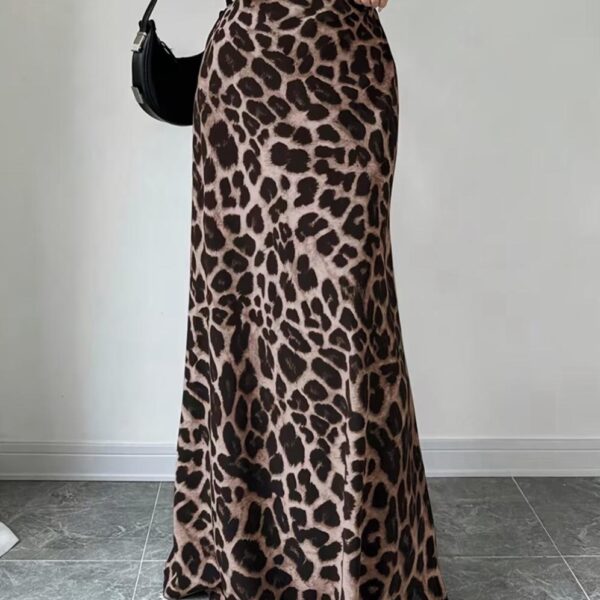 تنورة ماكسي نسائية بنقشة الفهد (Leopard Print) العصرية