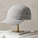 قبعة كاب "5-Panel" العصرية - تصميم "مينيماليست" بلون رمادي فاتح