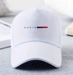 قبعة "سحر باريس" (Paris Chic Cap) – تصميم بسيط مع لمسة لونية – متوفرة باللونين الأسود والأبيض (متجر تَسَوق)