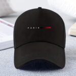قبعة "سحر باريس" (Paris Chic Cap) – تصميم بسيط مع لمسة لونية – متوفرة باللونين الأسود والأبيض (متجر تَسَوق)