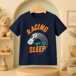 تيشرت أطفالي كحلي بتصميم سباق السيارات وعبارة Racing Off to Sleep