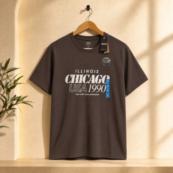 تيشرت رجالي بني داكن مطبوع بتصميم "Chicago USA 1990" من RGB BASICS